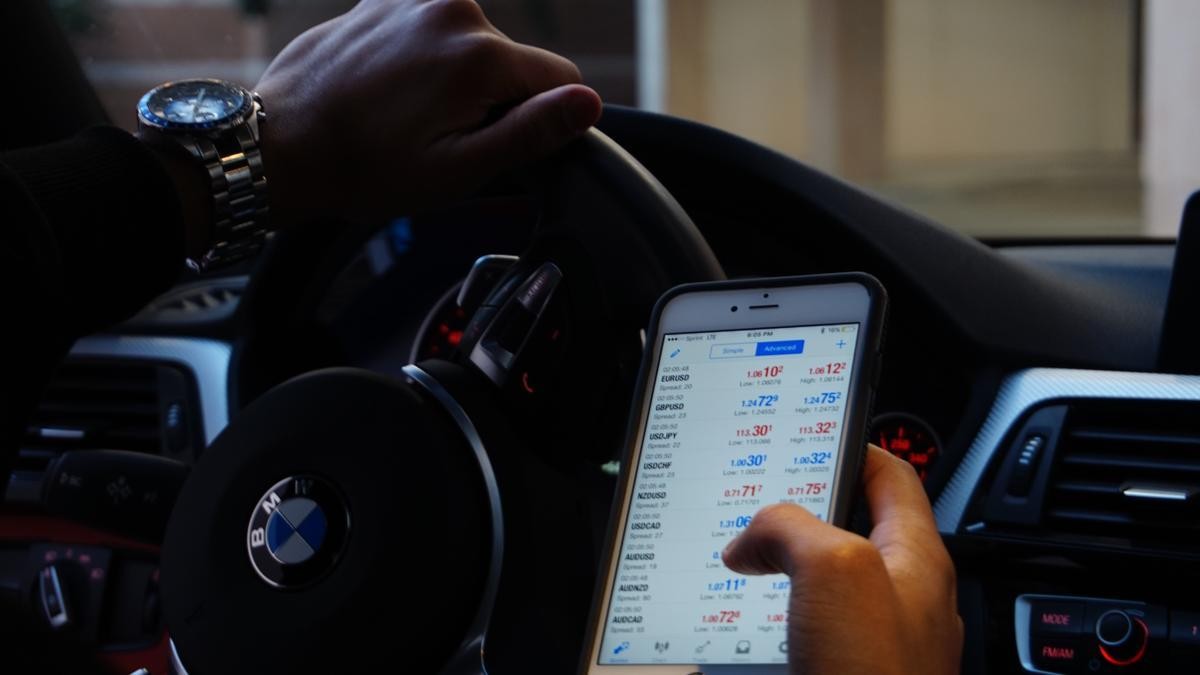 Móvil al volante.